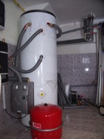 Akumulační nádrž solárního systému s expanzní nádobou - instalace