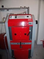 Instalace ATMOS kotle na dřevo v čisté bílé kotelně
